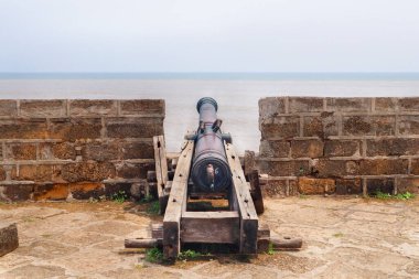 Bu ünlü turistik mekan denize bakıyor. Fort Diu 'nun ünlü turistik yerindeki eski deniz feneri. Silahlar tarihi kaleyi koruyor. Portekizliler tarafından inşa edildi, Daman ve Diu, Hindistan 'da yer aldı.