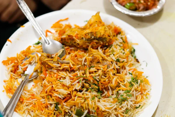 インドのストリートフードチキンビリヤニホット スパイシーなチキンビリヤニ 古いデリーインドで最も有名な食べ物 — ストック写真