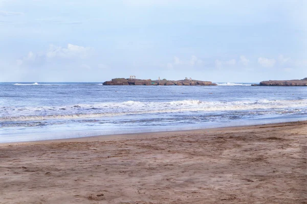 Песчаный Ненад Пляже Голубой Водой Расстоянии Диу Гуджарат Индия Коричневая — стоковое фото