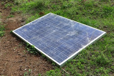 Ya güneş panelindeki kırık çatlak ya da fırtınadan sonra güneş panelindeki çatlak deliği yok etti. Güneş pili güneş panelindeki çatlak deliği yok etti