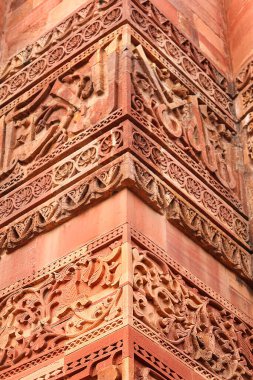 Kutub (Kutub) Minar 'a kazınmış yazıtlar, dünyanın en yüksek serbest taş kulesi ve M.S. 1199 yılında kırmızı kum taşı ve mermerden yapılmış Hindistan' ın en uzun minaresi.