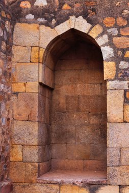 Eski kırmızı kumtaşı minare eski mimari ve eski inşaat alanı. Kutub (Kutub) kompleksinin bir parçası, Delhi, Hindistan 'daki Mehrauli' de bir dizi anıt ve bina. UNESCO Dünya Mirası Alanı