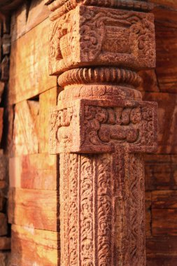 Hindistan 'ın en yüksek minaresinde oyulmuş taş sütun Kutub Minar' a kazınmış yazıtlar, Yeni Delhi 'de Müslümanların egemenliğinin başlangıcını temsil eden bir mermer ve kırmızı kumtaşı kulesidir.