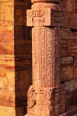 Hindistan 'ın en yüksek minaresinde oyulmuş taş sütun Kutub Minar' a kazınmış yazıtlar, Yeni Delhi 'de Müslümanların egemenliğinin başlangıcını temsil eden bir mermer ve kırmızı kumtaşı kulesidir..