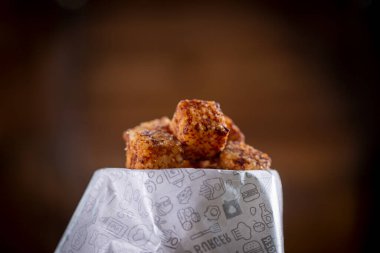 Tapyoka küpleri ahşap arka planda atıştırmalıklar