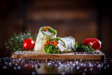 Tahta arka planda vejetaryen dürüm sandviç.