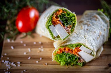 Tahta arka planda vejetaryen dürüm sandviç.