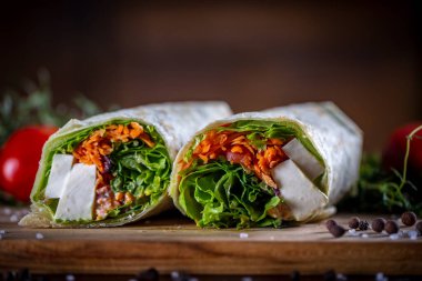 Tahta arka planda vejetaryen dürüm sandviç.