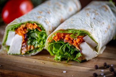 Tahta arka planda vejetaryen dürüm sandviç.