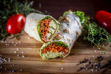 Tahta arka planda vejetaryen dürüm sandviç.