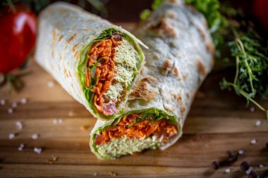 Tahta arka planda vejetaryen dürüm sandviç.