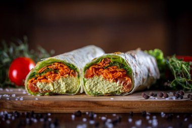 Tahta arka planda vejetaryen dürüm sandviç.