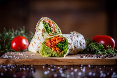 Tahta arka planda vejetaryen dürüm sandviç.