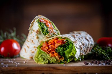 Tahta arka planda vejetaryen dürüm sandviç.