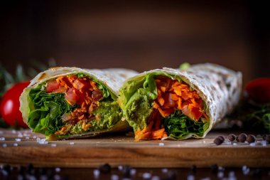 Tahta arka planda vejetaryen dürüm sandviç.