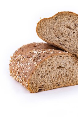 Beyaz pirinç tarlasında izole edilmiş çok tahıllı ekmek.