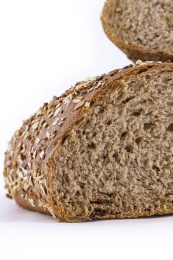 Beyaz pirinç tarlasında izole edilmiş çok tahıllı ekmek.