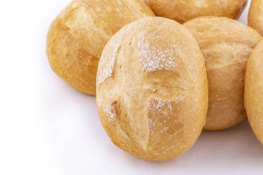 Ekmek ruloları beyaz arka planda izole