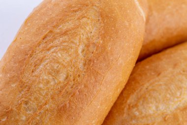 Beyaz arka planda izole edilmiş Fransız ekmeği. Taze ve gevrek.