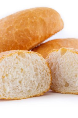 Beyaz arka planda izole edilmiş Fransız ekmeği. Taze ve gevrek.