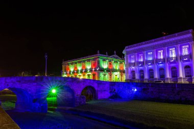 Sao Joao del Rei, Minas Gerais, Brezilya. Nehir üzerindeki köprü ve ol