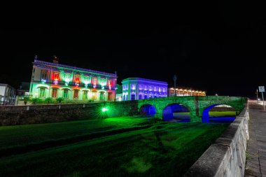 Sao Joao del Rei, Minas Gerais, Brezilya. Nehir üzerindeki köprü ve ol