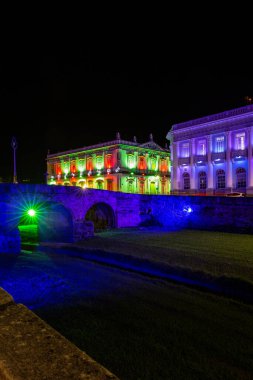 Sao Joao del Rei, Minas Gerais, Brezilya. Nehir üzerindeki köprü ve ol
