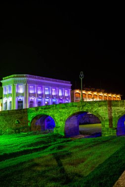 Sao Joao del Rei, Minas Gerais, Brezilya. Nehir üzerindeki köprü ve ol
