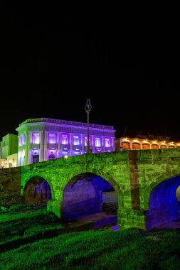 Sao Joao del Rei, Minas Gerais, Brezilya. Nehir üzerindeki köprü ve ol