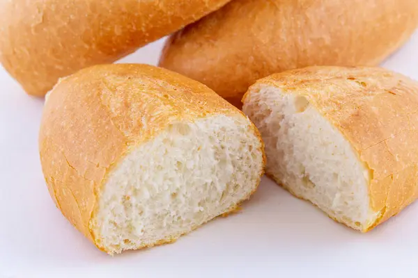 Beyaz arka planda izole edilmiş Fransız ekmeği. Taze ve gevrek.