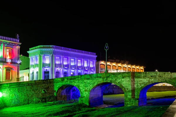 Sao Joao del Rei, Minas Gerais, Brezilya. Nehir üzerindeki köprü ve ol