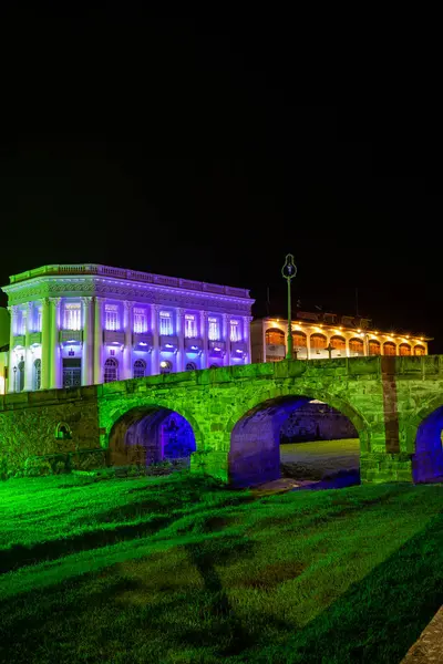 Sao Joao del Rei, Minas Gerais, Brezilya. Nehir üzerindeki köprü ve ol