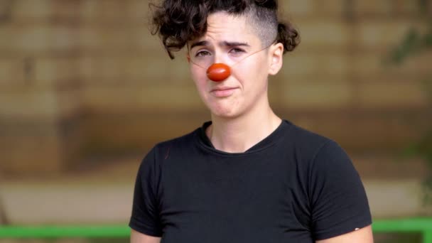 Une Femme Clown Actrice Rue Produisant Faisant Des Visages Confus — Video