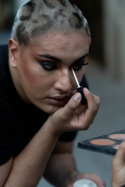 İkili cinsiyet ayrımı yapmayan, sokakta makyaj yapan bir genç. Genç Güney Amerikalı profesyonel makyöz partiye hazırlanıyor. Cinsiyet kimliği, makyaj ve yaşam tarzı kavramları.