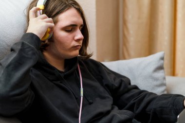 Evde online okuyan ciddi bir öğrenci. E-öğrenim ve öğrenim kavramı.