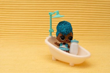 Dnipro, Ukrayna-25 Aralık 2022. Sevimli LOL bebekleri. Oyuncak bebek sürpriz oyuncağı, MGA Entertainment.Inc yakın plan.