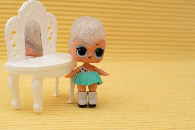 Dnipro, Ukrayna-25 Aralık 2022. Sevimli LOL bebekleri. Sürpriz bebek, MGA Entertainment.net 'in ürünü. Çocuk oyuncağı. Yaratıcı.