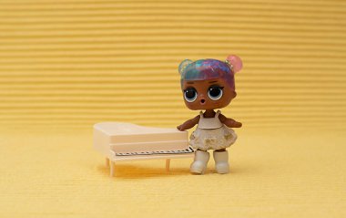 Dnipro, Ukrayna-25 Aralık 2022. Sevimli küçük L.O.L bebekleri. Sürpriz bebek, MGA Entertainment.net 'in ürünü. Çocuk oyuncağı.