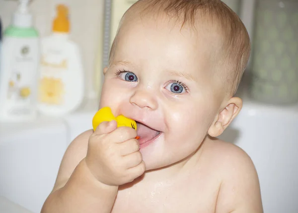 Pequeno Bebê Bonito Olhos Azuis Positivo Menino Toma Banho Banheiro — Fotografia de Stock