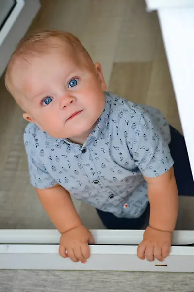 Menino Olhos Azuis Caucasiano Pequeno Bonito Bonito Com Uma Camisa — Fotografia de Stock