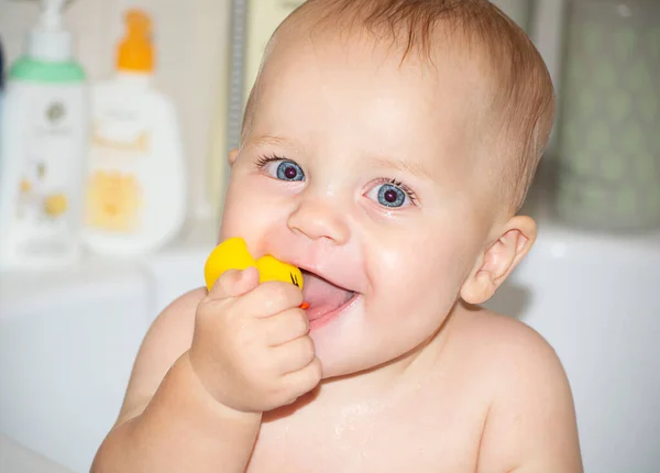 Küçük Güzel Mavi Gözlü Pozitif Bir Bebek Çocuk Banyoda Banyo Telifsiz Stok Fotoğraflar