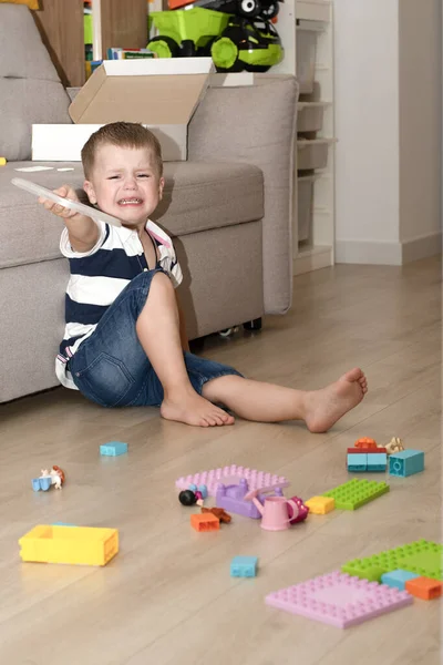 Mały Biały Chłopiec Był Zdenerwowany Płakał Siedząc Podłodze Rozrzuconymi Zabawkami — Zdjęcie stockowe