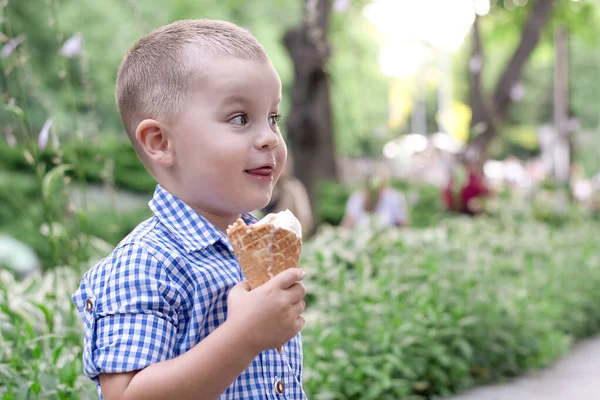 Мальчик Ест Мороженое Красивый Счастливый Белый Светловолосый Мальчик Лет Весело — стоковое фото