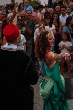 Portekiz, Mrtola 'daki İslami Festivalde bir dansçı, zarif hareketleri ve canlı kostümüyle seyirciyi büyülüyor..