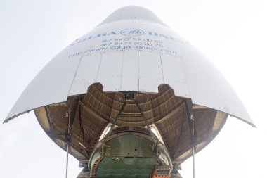 MALPENSA HAVAALANI - 14 Eylül 2021: Yükleme işlemleri sırasında, kalkıştan önce Büyük Antonov 124-100