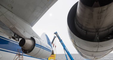 MALPENSA HAVAALANI - 14 Eylül 2021: Yükleme işlemleri sırasında, kalkıştan önce Büyük Antonov 124-100