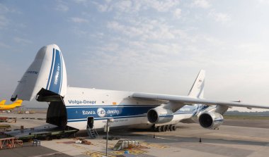 MALPENSA HAVAALANI - 14 Eylül 2021: Yükleme işlemleri sırasında, kalkıştan önce Büyük Antonov 124-100