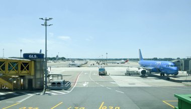 LINATE HAVAALANI - 12 Haziran 2022: Ticari ve özel jet seferleriyle havaalanı operasyonları