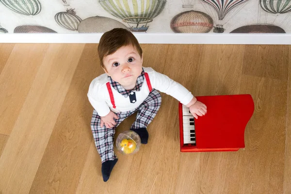 Симпатичный Месячный Ребенок Играет Фортепиано — стоковое фото
