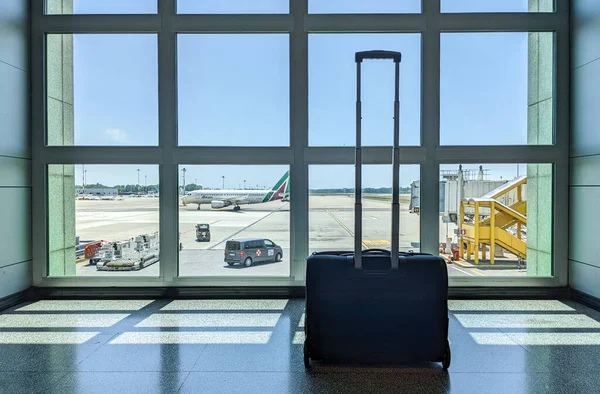リネート空港 イタリア 6月12 2022 商業およびプライベートジェット便で空港運営中のトロリーバッグに焦点を当てる ロイヤリティフリーのストック画像